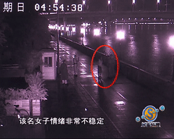 随后,蔡班长拨打110报警,