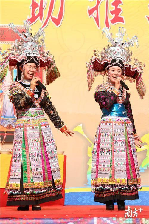 来自广西河池市的瑶胞演唱《连山美》。