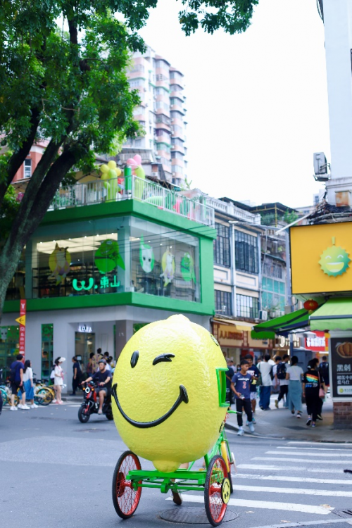 夏日街头 一颗“狂奔”的SMILEYWORLD大柠檬为市民“低碳送清凉”