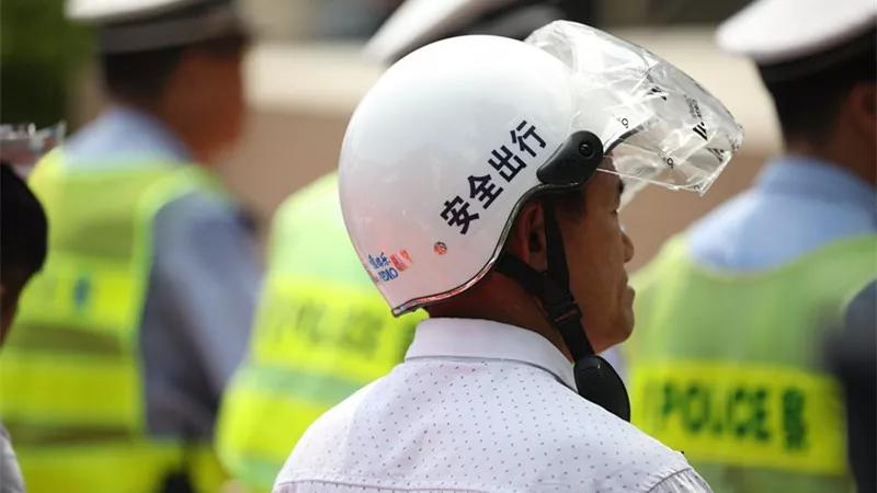 村民们戴上崭新的头盔,驾驶摩托车在现场展示▼