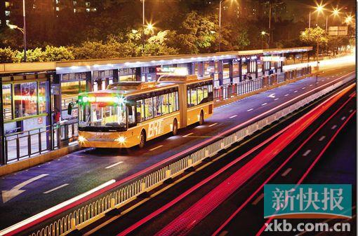 ■夜间的广州,BRT在为城市夜归人服务。 通讯员供图