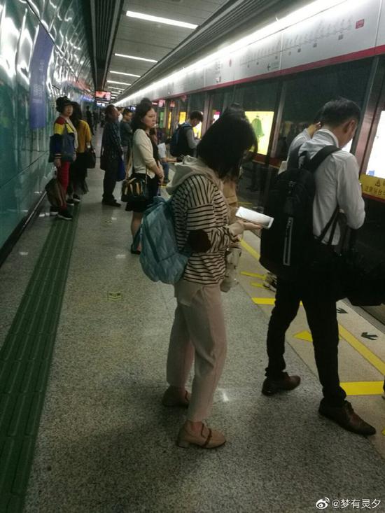 今天立夏广州地铁里不少人穿起了长袖 网友：好尴尬