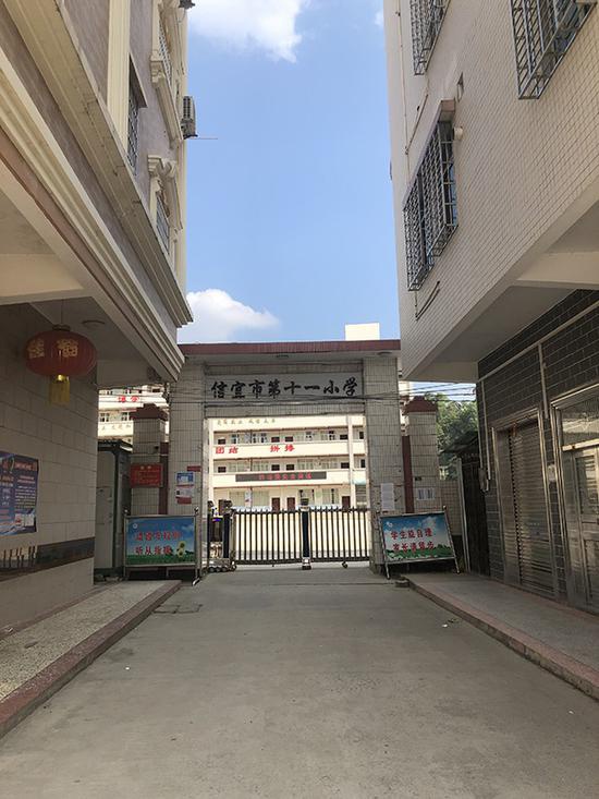 小文此前就读的小学,距离家约300米。家人发现小文被性侵后,怕小文上学途中再被侵害,没有让她再上学。