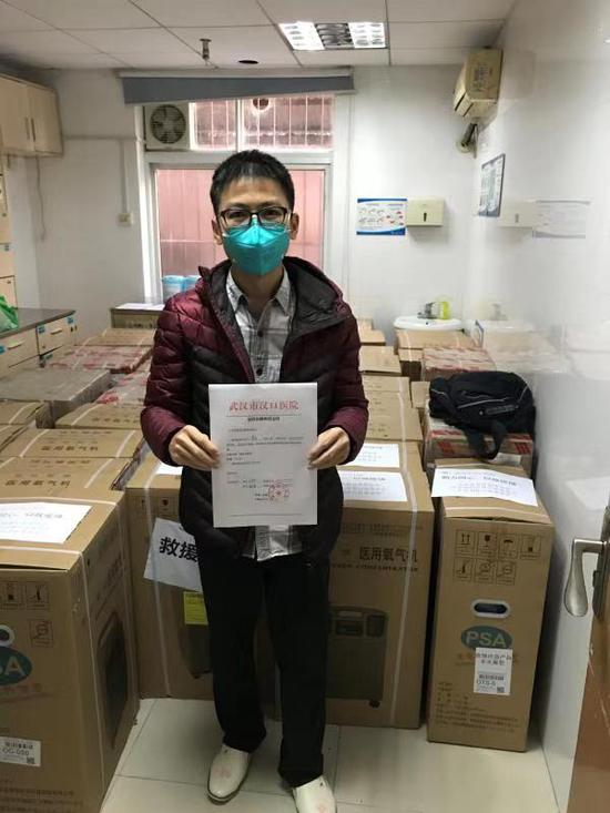钟南山团队捐赠的制氧机，由谢佳星负责申请和联络，目前已确保100台制氧机顺利抵达武汉汉口医院。 谢佳星供图