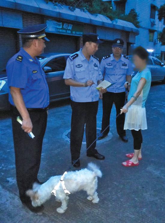 警方在整治行动中向犬主了解情况 通讯员供图