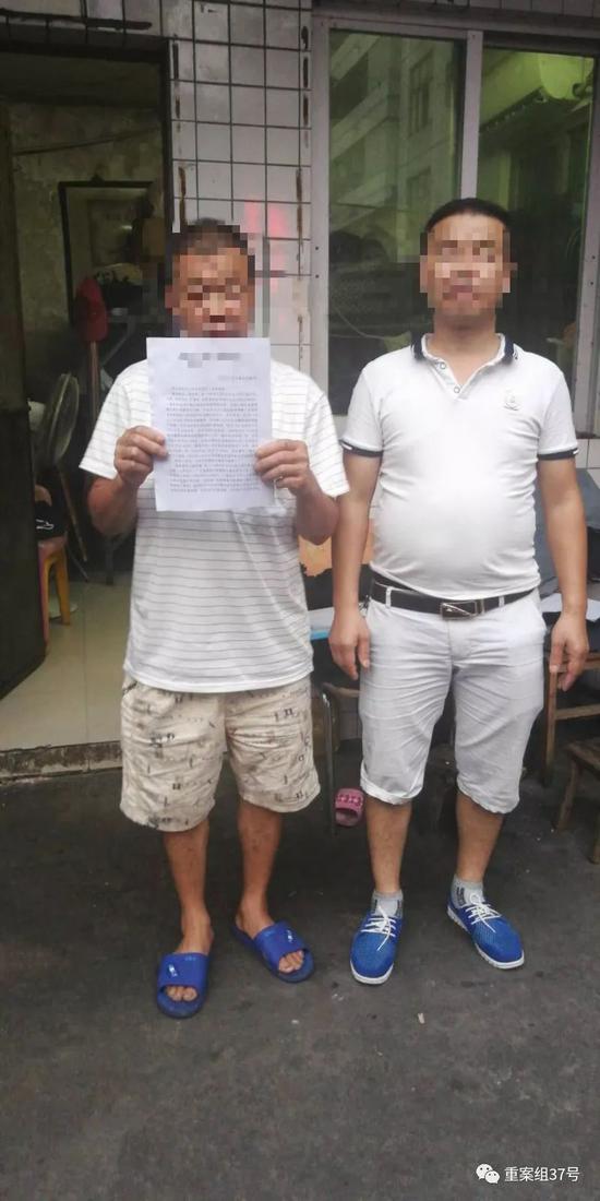 ▲今日下午，在广东住所，父亲张福手持无罪判决书。受访者供图