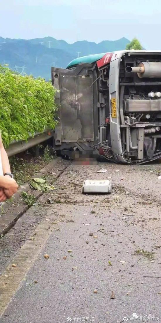 广贺高速一辆开往桂林大巴车发生侧翻 致5死14伤