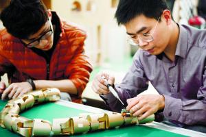3月9日,程龙和学生一起研究并完善金色外壳蛇形机器人,其雏形是程龙在德国留学后期制造出来的。