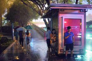 因为昨晚的暴雨，不少市民选择避雨。 信息时报记者梁钜聪 摄