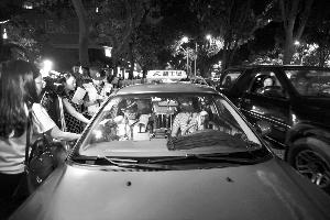 昨晚，交委执法人员对过往出租车例行检查。信息时报记者 康健 摄