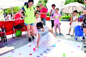 孩子们体验安全模拟游戏。信息时报记者 陈引 摄