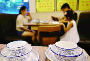金菊路上某菜馆里面提供的消毒碗筷。