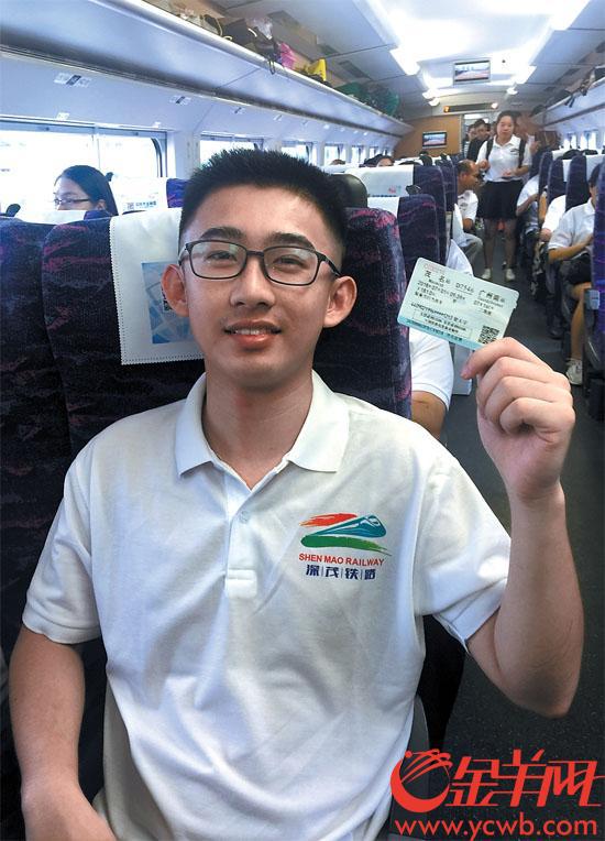 旅客首次乘坐从茂名始发的动车到广州南站
