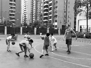 华融小学作为天河区试点托管学校之一，学生们在上篮球课。（资料图片 卢舒曼 摄)