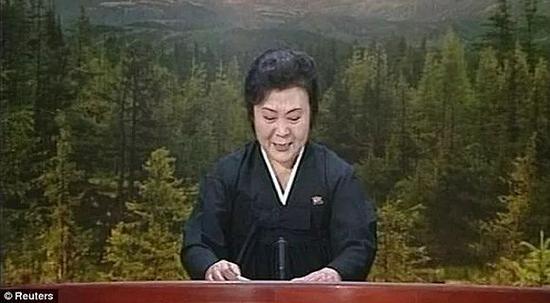 2011年金正日逝世,李春姬穿黑衣播报讣告,泣不成声。(路透社)