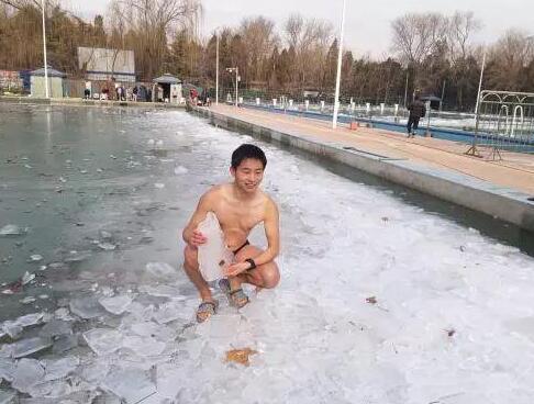 尹西明在西湖泳池冰面，他刚刚下水游了几十米，上岸后行动如常。