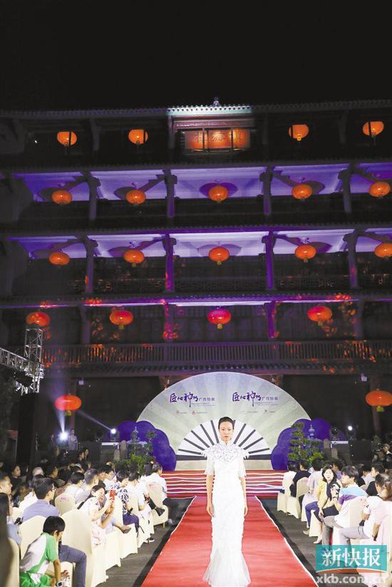广作特展开幕式,在广州镇海楼前举行了一场夜间大秀,集中展示反映广州织绣历史传承与创新突破的华服。 广州博物馆供图