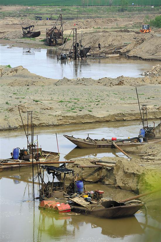 国内某地非法挖沙,造成大量耕地被河水吞没