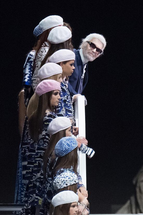 当地时间2018年5月3日,法国巴黎,Chanel 2018/19早春度假系列发布会,Karl Lagerfeld探头回眸。