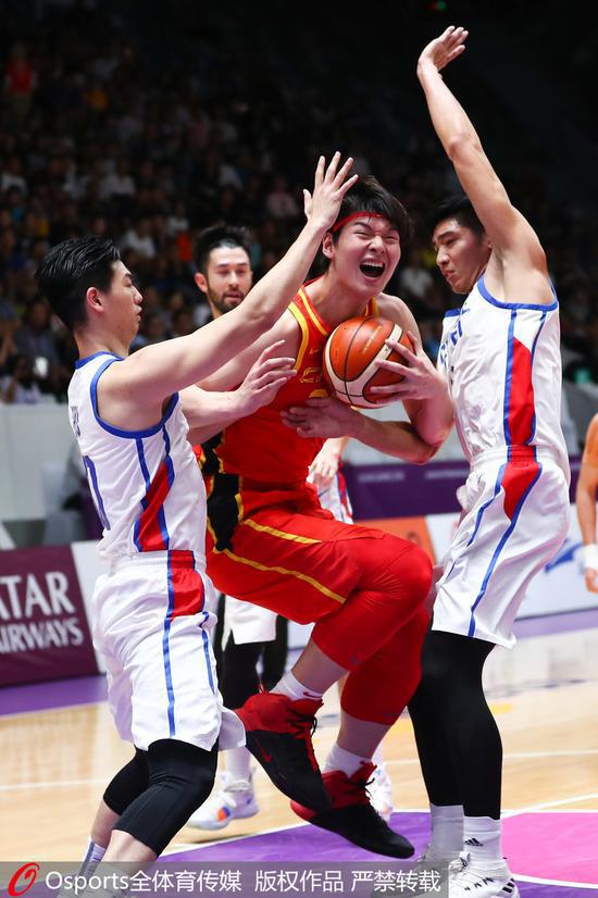 中国男篮冲破包夹，闯入决赛。
