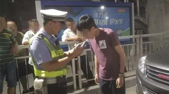 斗门男子昨晚为了50块钱竟给交警下跪!