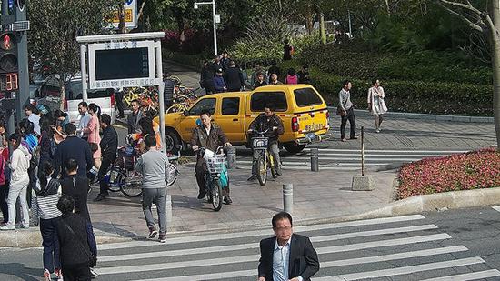 谢某某，违法时间：2018年3月7日，地点：新洲莲花路口东侧。