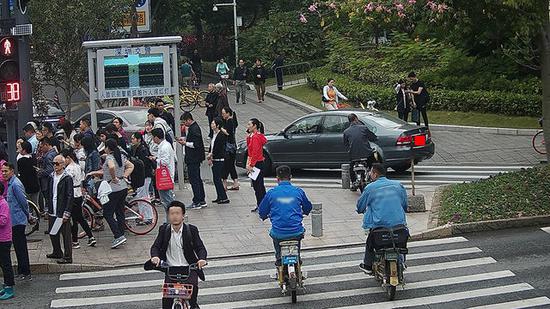 黄某某，违法时间：2017年11月7日，地点：新洲莲花路口东侧。