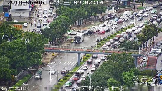 受到连锁反应,前山立交上粤海路、九洲大道方向来车也排成了长龙。▼