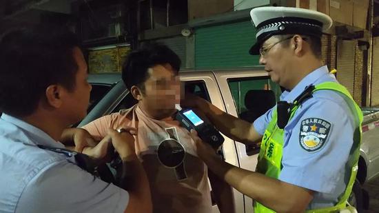 斗门男子昨晚为了50块钱竟给交警下跪!