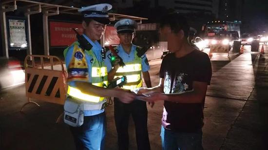 斗门男子昨晚为了50块钱竟给交警下跪!