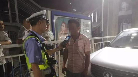 斗门男子昨晚为了50块钱竟给交警下跪!