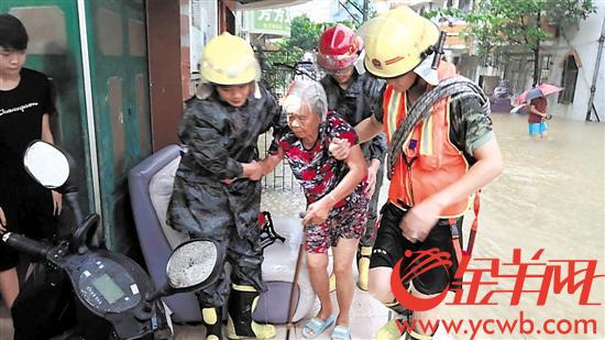 珠海一被困群众被安全转移 吴国颂 摄