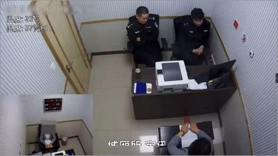 李某某接受民警调查