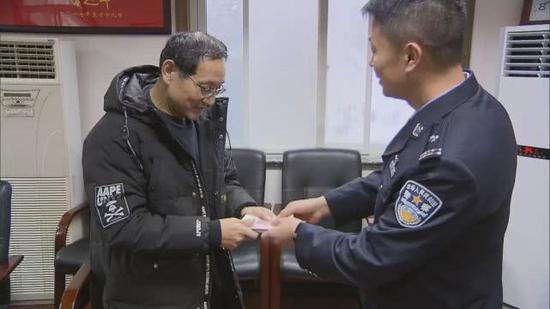 王先生从民警手里拿回了遗失的钱款，共计10700元。