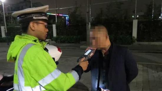 而同行的两名女子看到关某被交警查获，竟然头也不回的下车就走了……