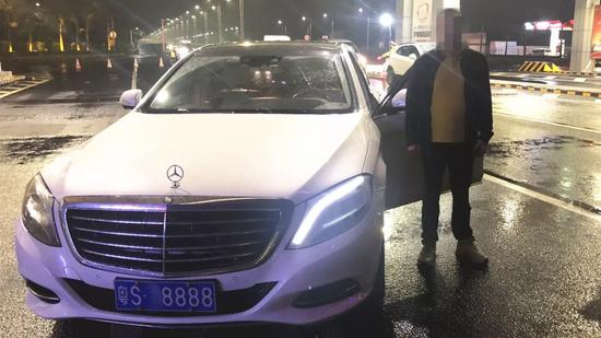 司机淡定下车,邢警官拿出酒精测试仪,司机一口气下去,就耍起了花招。▼