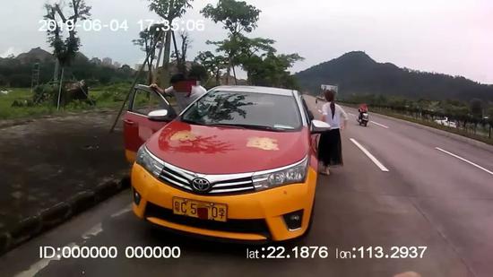 因女学员不在规定路线练车,李警官对教练潘某开具了罚款200元的罚单。