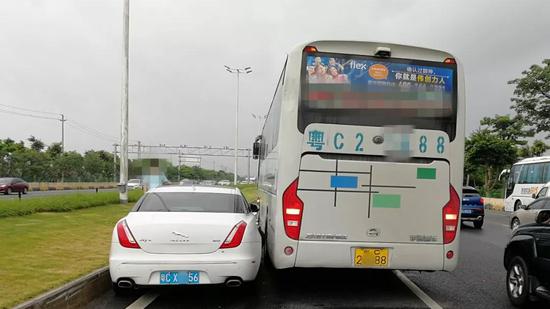 由于陈某驾车时未与前车保持安全距离,负事故全部责任。