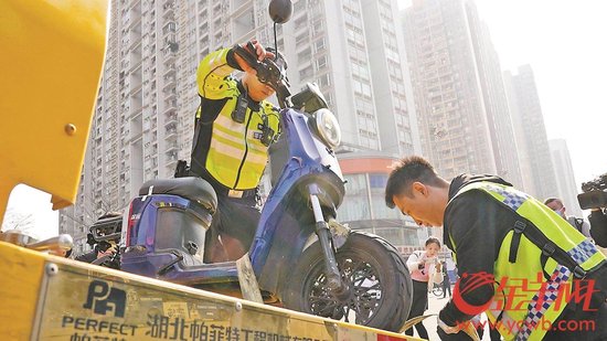 海珠区江南大道同福东路口，交警将违法电动车扣留