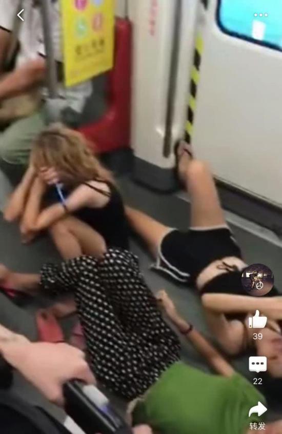 乘客地铁出行躺坐在地板上 广州地铁:已教育当事人