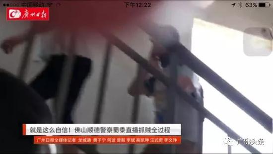 主视角中，记者就跟着警察蜀黍和女房东一同前进