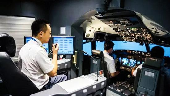 直播现场有机长带领用户云体验在模拟舱内，各种飞行状况下的身体感受。通讯员供图