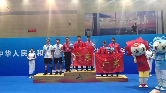 华南理工大学的黄柏智和华南农业大学的黄炜皓获大学组男子羽毛球双打冠军