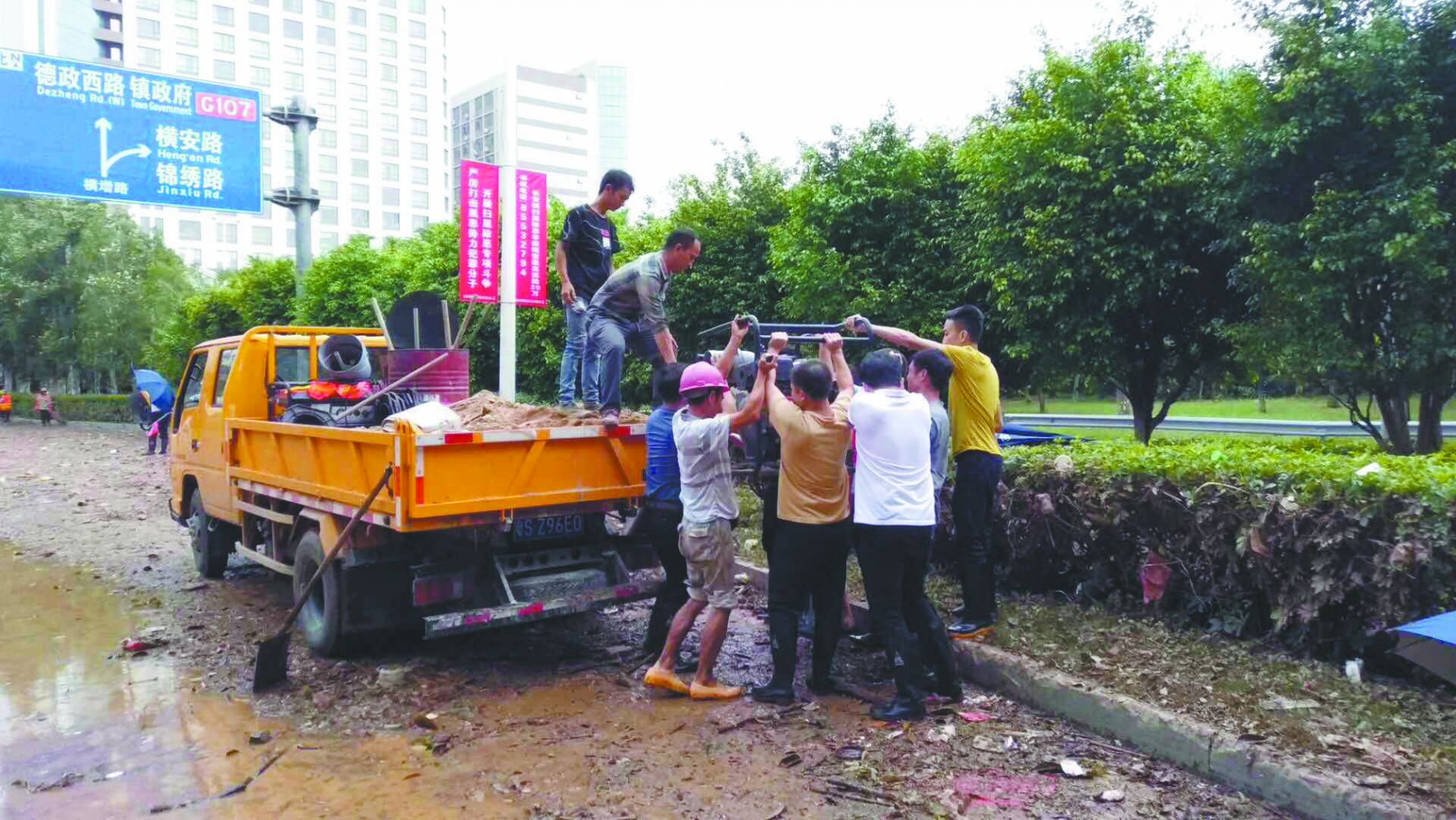 ▲暴雨过后，长安镇市政部门在清理路面 长安供图