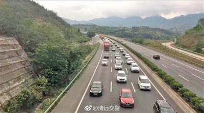 昨日下午，广清高速车流量大。记者曹菁 通讯员清交警摄