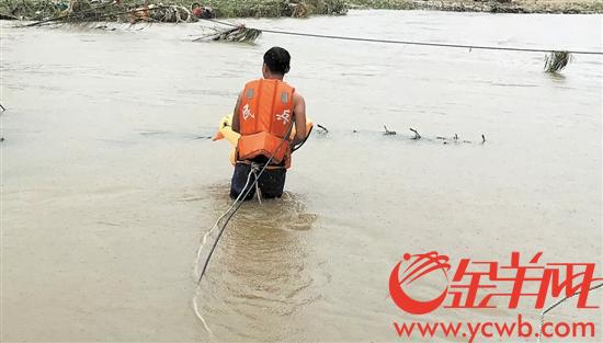 通信线路抢修人员在阳江站点抢修 许悦 雷少波 摄
