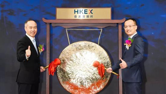 中国保利集团党委副书记、总经理张振高与 保利发展控股集团董事会秘书、保利物业董事长黄海 共同敲响开市宝钟
