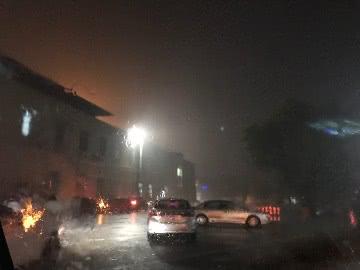 （3月31日晚上大雨中的云浮市云城区；图片来源于：微信拍天气）