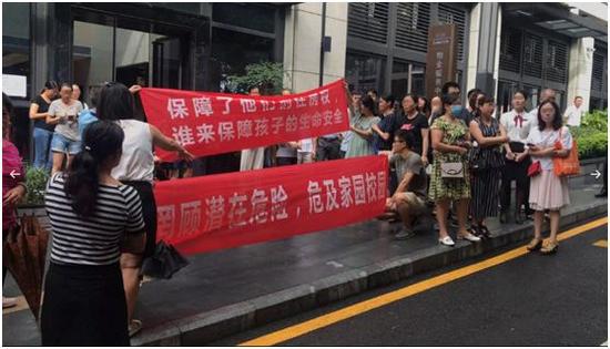 7月17日,部分业主在小区内拉横幅抗议(图片来源:大米和小米微信公众号)