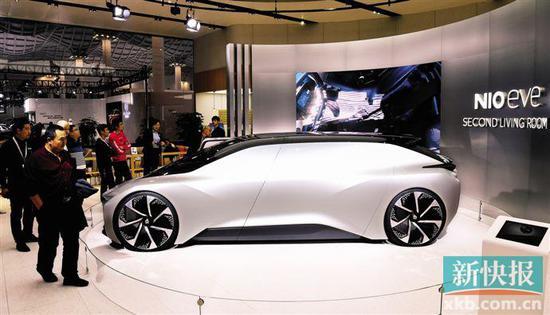 昨日,观众在海口国际新能源汽车展上观看蔚来EVE概念车。新华社发